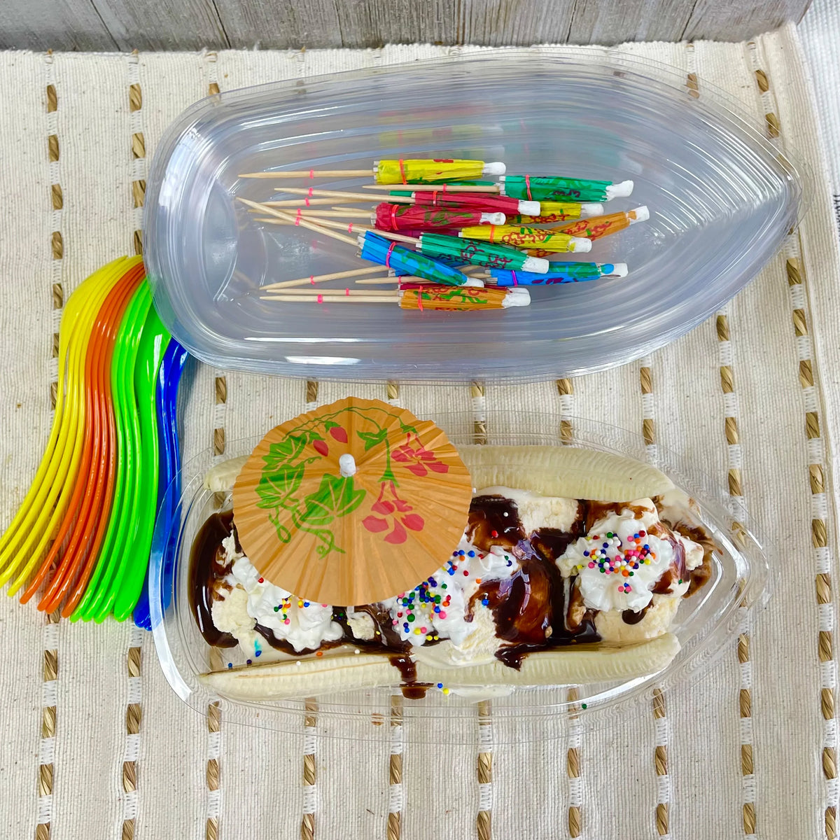 16 Pk Clear Plastic Banana Split Boats with Spoons and Umbrellas J3695