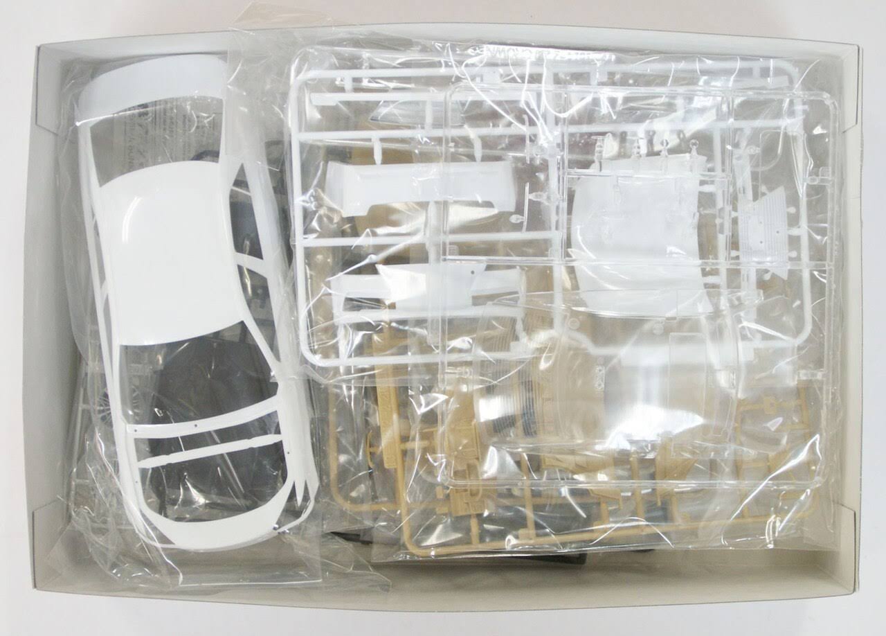 1/24 Scale Toyota Crown Hybrid Royal Saloon G 2012 Kit E64841