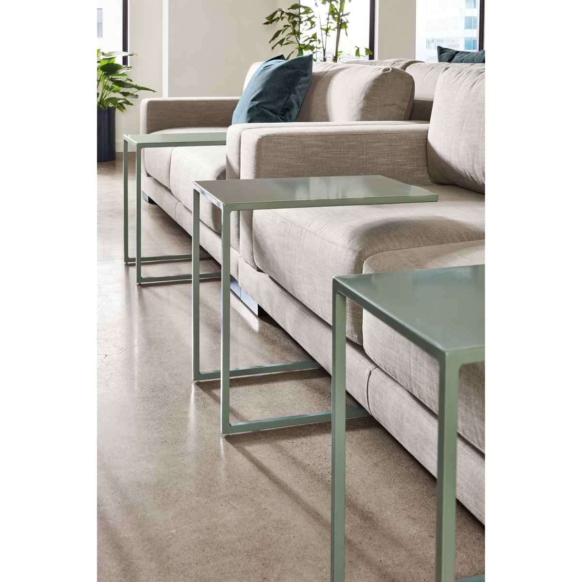 Slim C-Shaped Table T949