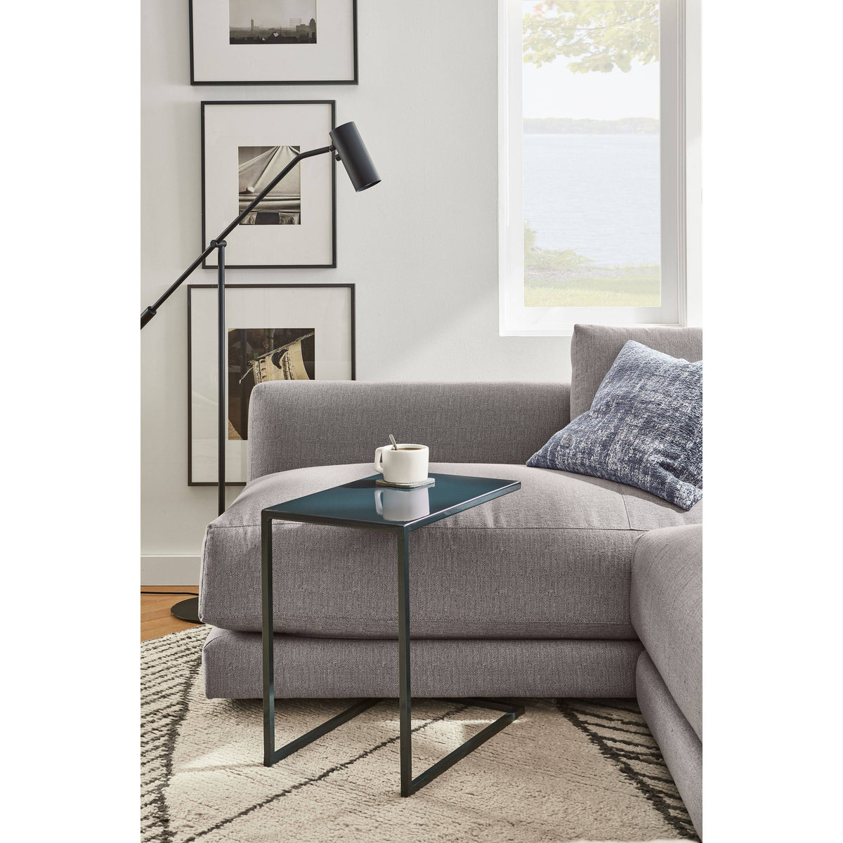 Slim C-Shaped Table T949